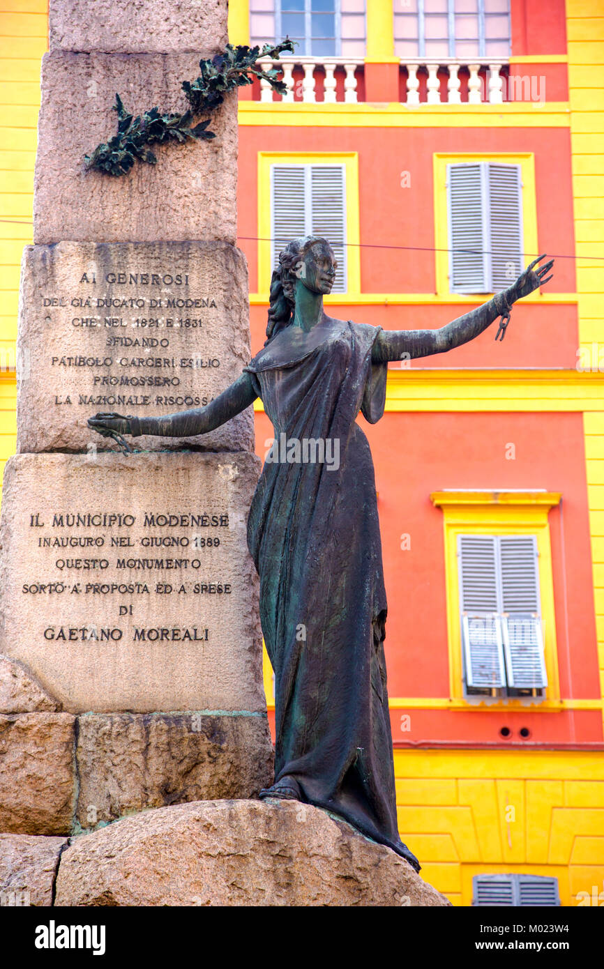 Monumento alla Liberta (Monument à la liberté) statue debout dans la Piazza San Domenico à Modène Italie Banque D'Images