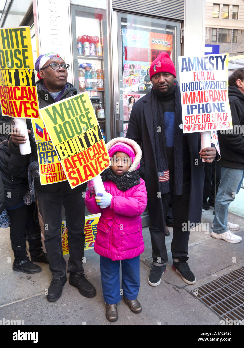 Rassemblement contre le racisme : debout pour Haïti et l'Afrique à Times Square à New York le 15 janvier 2018, Martin Luther King Day.. Banque D'Images