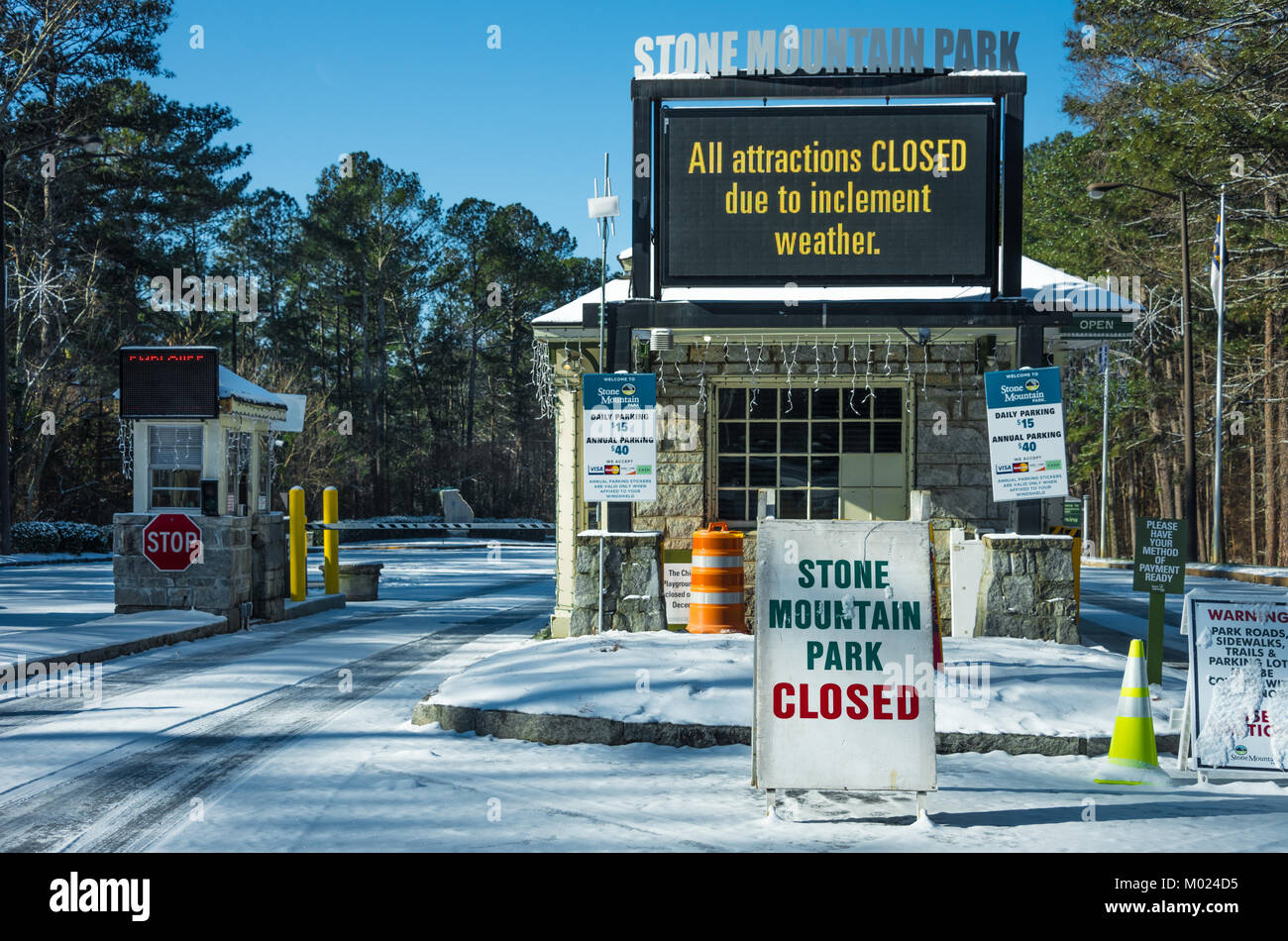 La neige et les conditions de route glacée, avec des températures de congélation au-dessous de zéro et le refroidissement éolien, l'amener à une activité Atlanta près de s'arrêter. Banque D'Images