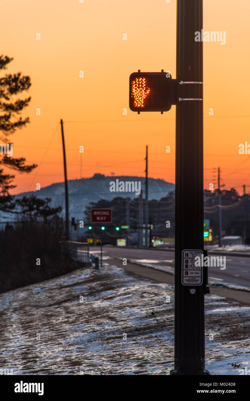 Scène de rue vide dans la région métropolitaine d'Atlanta, Géorgie près de Stone Mountain pour un jour de neige sous un ciel coucher de soleil orange vif. (USA) Banque D'Images