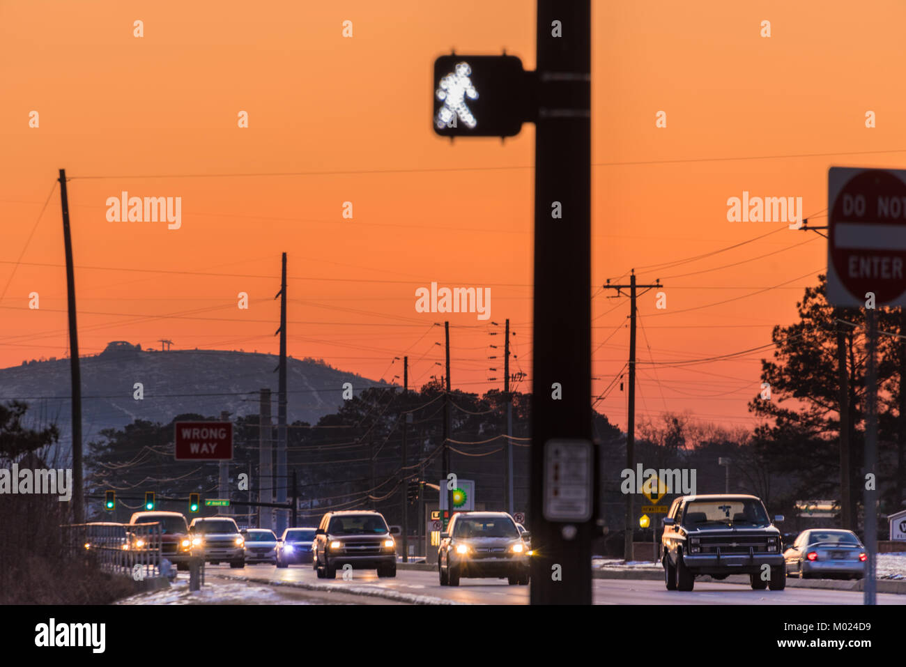 Atlanta, Géorgie navigation dans le trafic des routes glacées et enneigées sous un ciel coucher de soleil vif sur l'US Highway 78 près de Stone Mountain. (USA) Banque D'Images