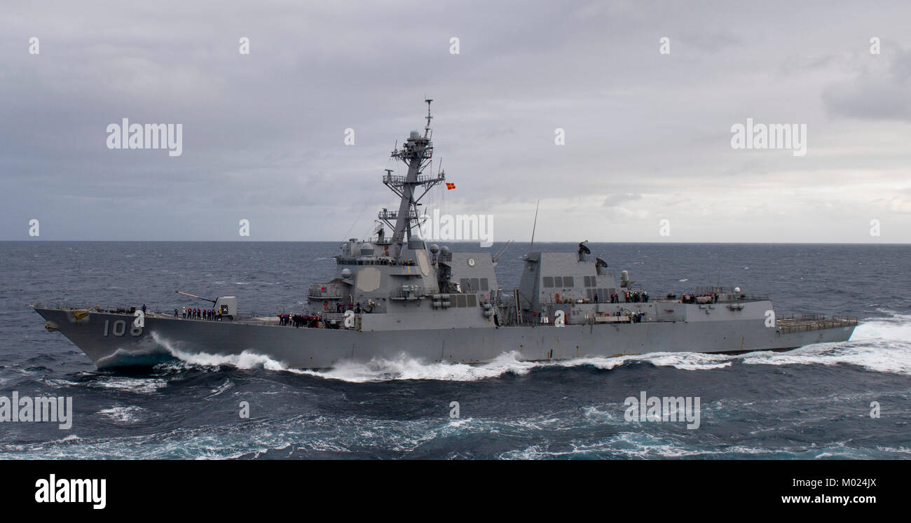 Les missiles de Arleigh Burke-Class destroyer USS Wayne E Meyer (DDG 108) les transits de l'océan Pacifique. Banque D'Images