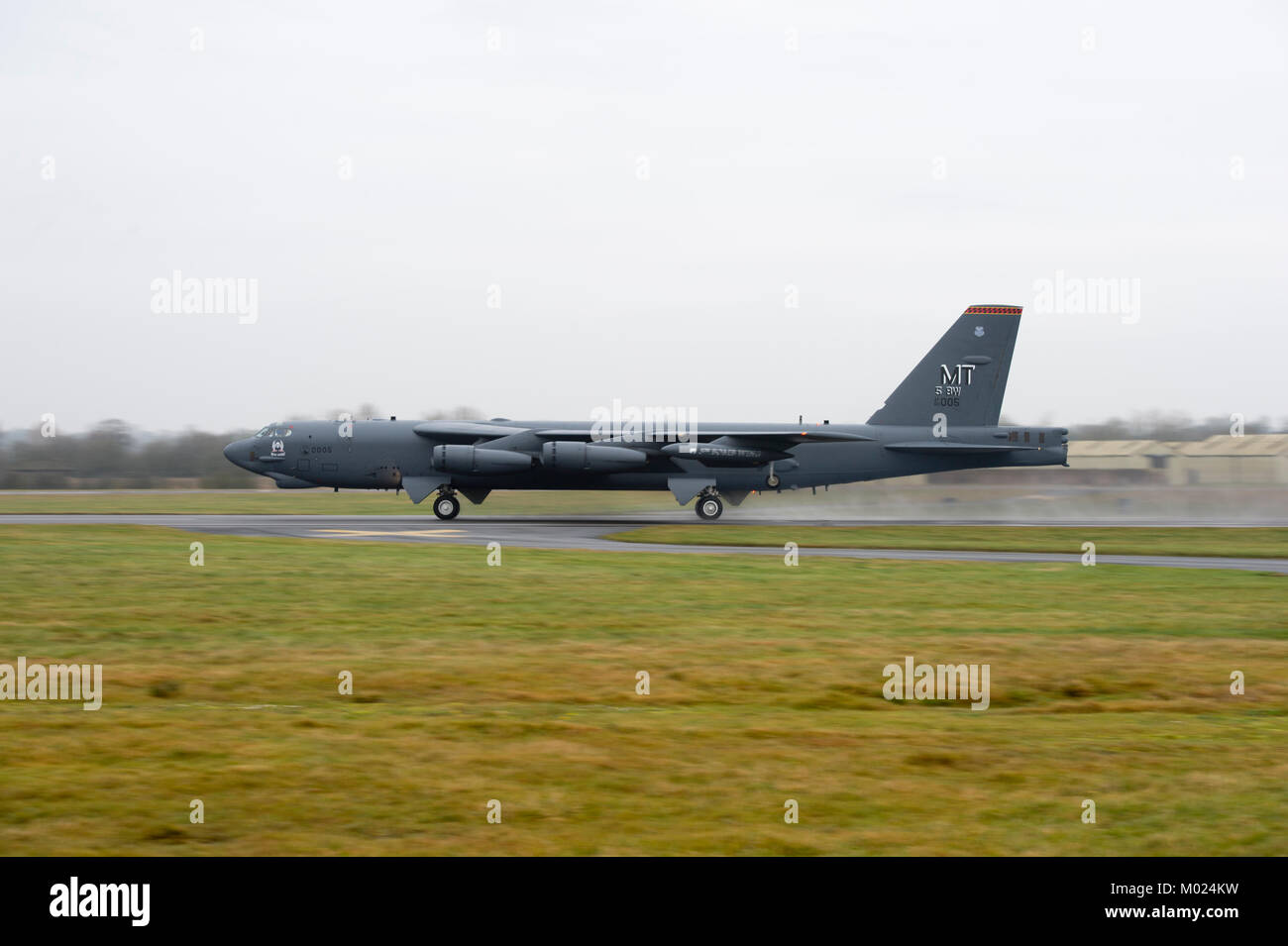 A B-52 Stratofortress de Minot Air Force Base, N.D., décolle de RAF Fairford, Angleterre pour une mission le 11 janvier 2018 à l'appui de l'assurance et des opérations de bombardement de dissuasion. Banque D'Images