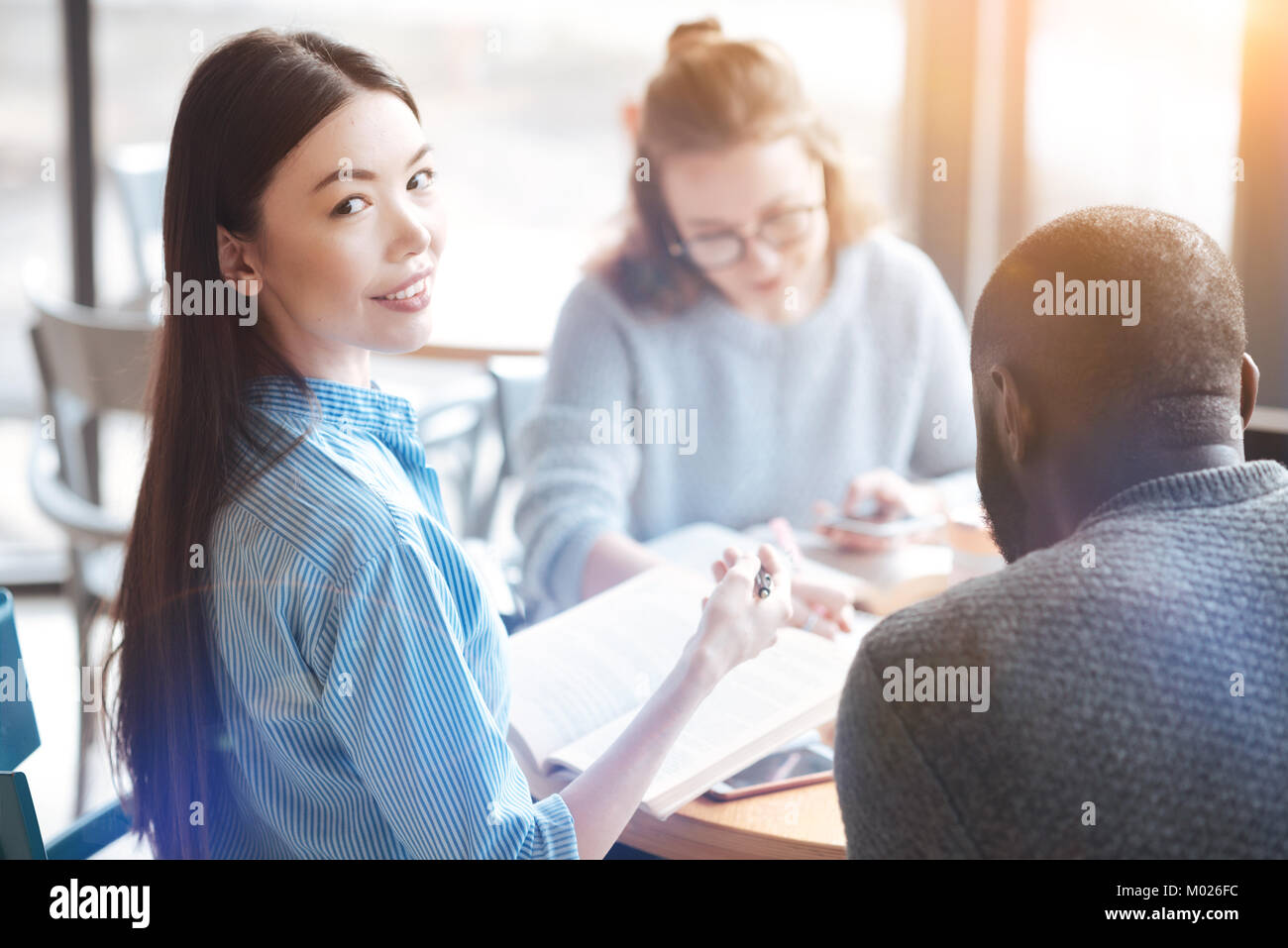 Portrait of smiling woman que looking at camera Banque D'Images
