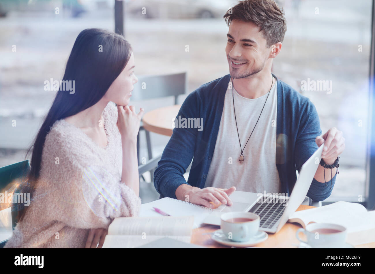 Heureux femme coréenne à l'écoute de son collègue Banque D'Images