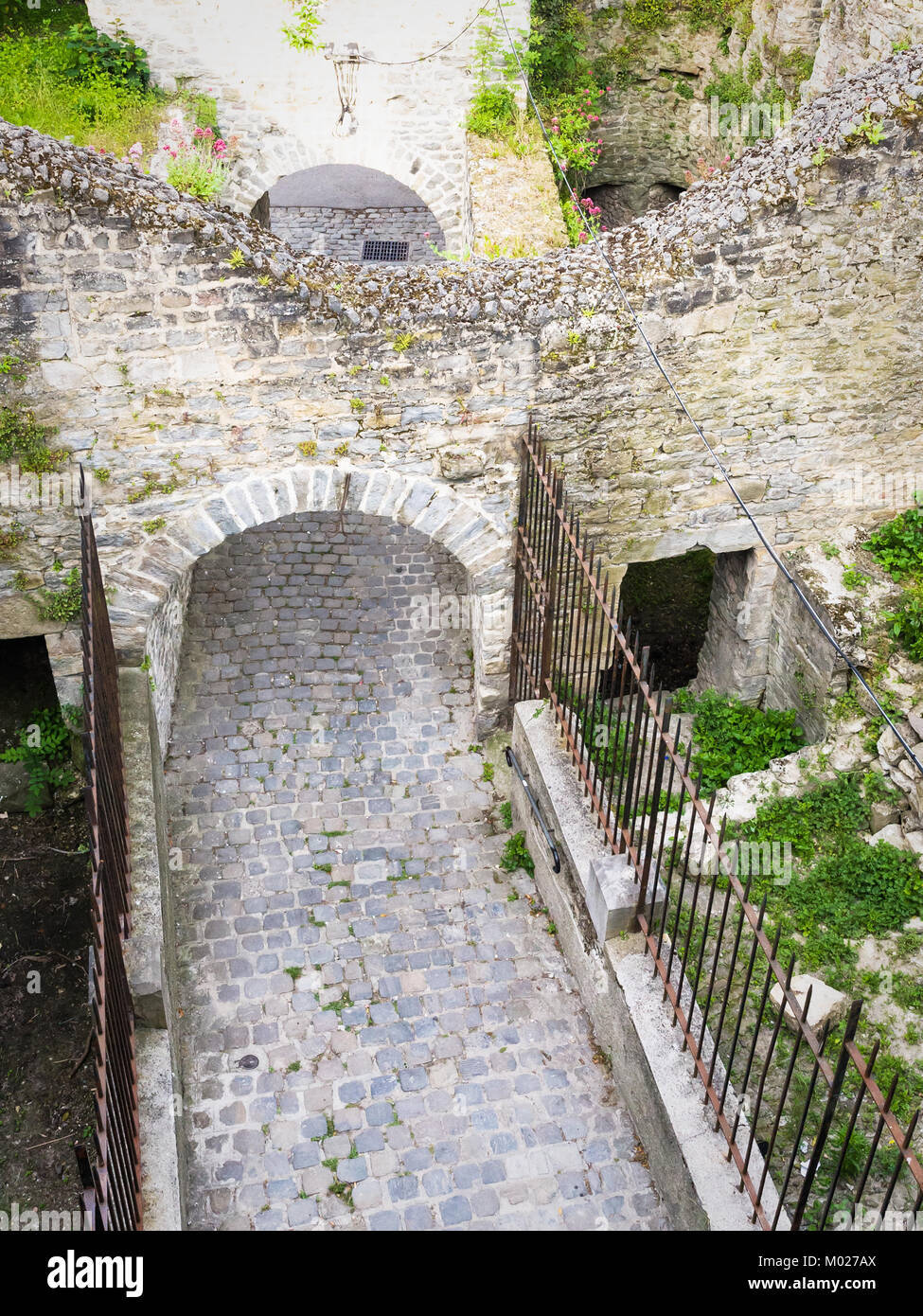 Voyage en France - voir ci-dessus des murs en ruine au chemin de la Porte des degrés (la porte dans la vieille ville fortifiée de mur) à Boulogne-sur-Mer en été Banque D'Images