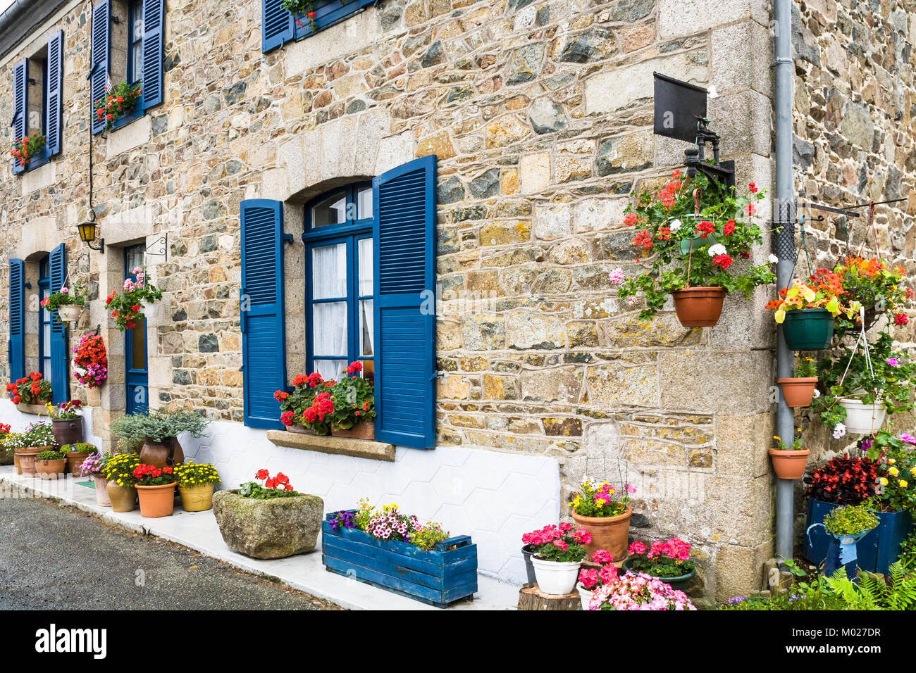 Voyage en France - typique maison bretonne sur Hent Sant Gonery Plougrescant street dans la ville de Côtes-d'Armor en Bretagne en été Banque D'Images