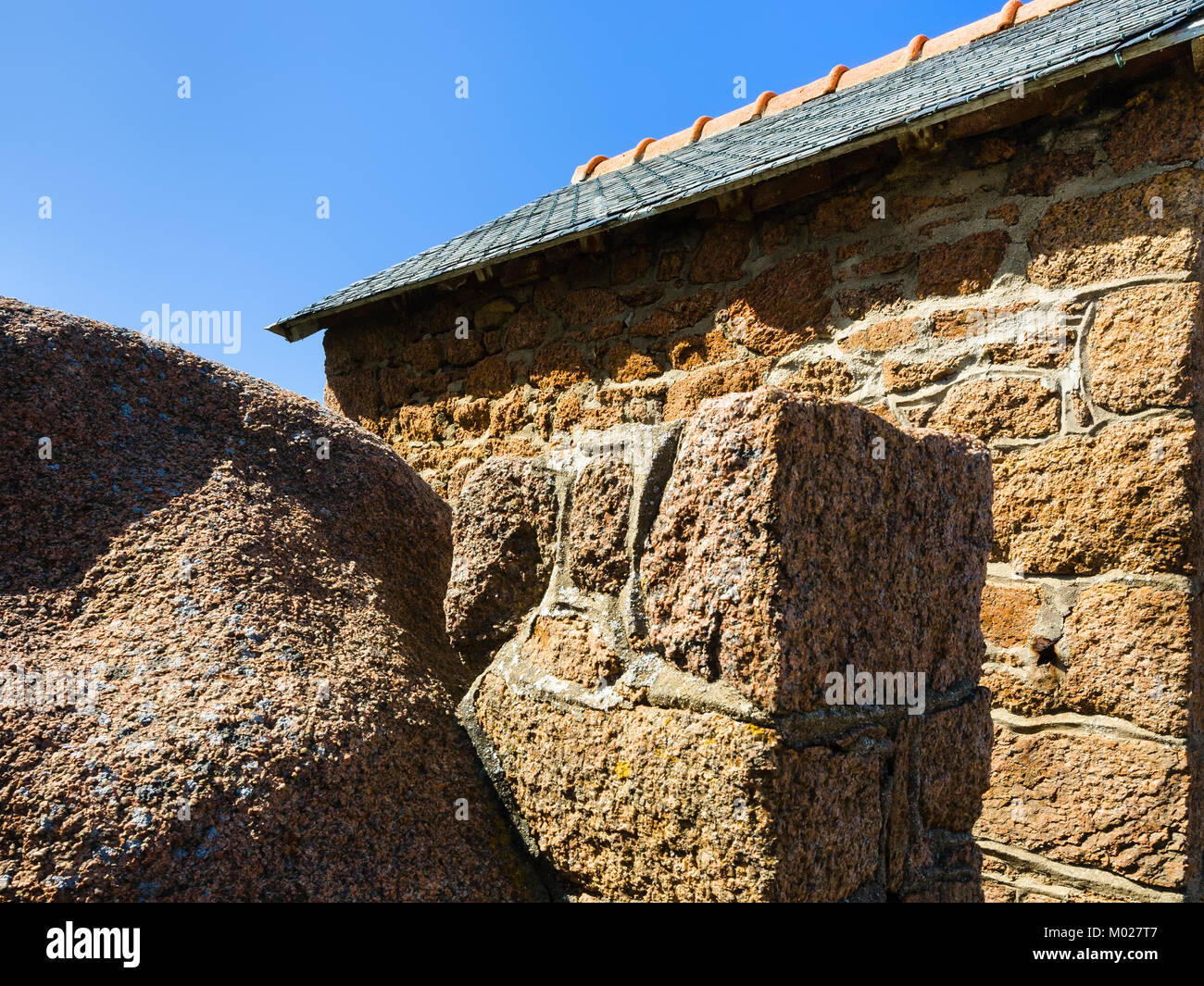 Voyage en France - bloc de granite et la paroi du breton maison en pierre à Ploumanac'h sur la commune de Perros-Guirec site Côte de Granit rose des Côtes-d'Armor Banque D'Images