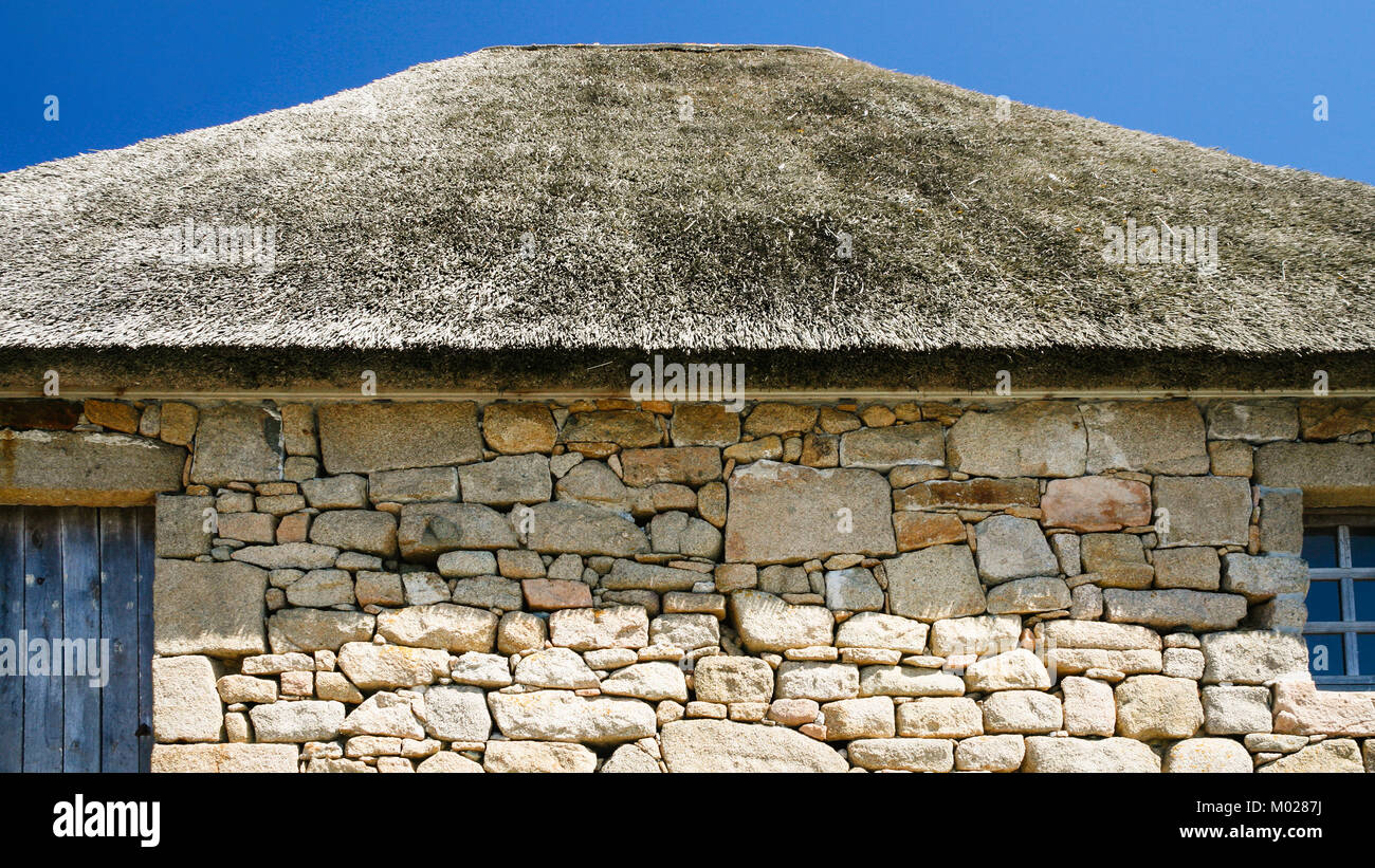 Voyage en France - mur en pierre et toit de chaume de vieille maison de campagne dans la commune de Bréhat à Ile-de-Bréhat île en Côtes-d'Armor de la Bretagne Banque D'Images