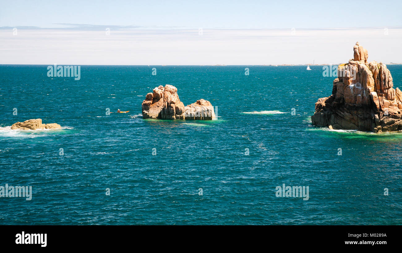 Voyage en France - dans les roches de granit sur la rive de l'océan Ile-de-Bréhat île en Côtes-d'Armor département de la journée ensoleillée d'été Banque D'Images