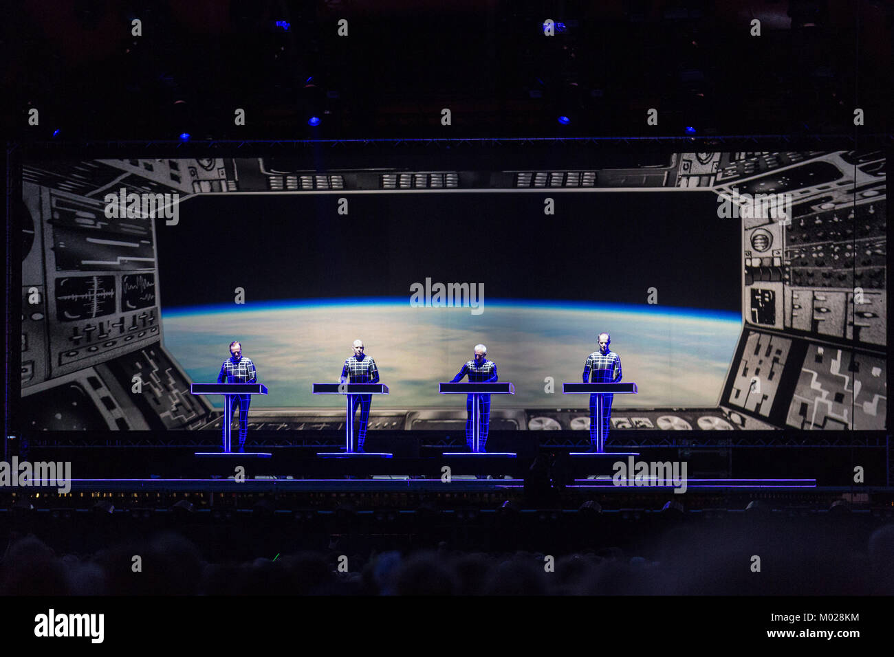 Le légendaire groupe de musique électronique allemand Kraftwerk effectue un concert live 3D au Danish music festival Festival de Roskilde 2013. Kraftwerk est considéré comme les pionniers de la scène de la musique électronique. Le Danemark, 07/07 2013. Banque D'Images