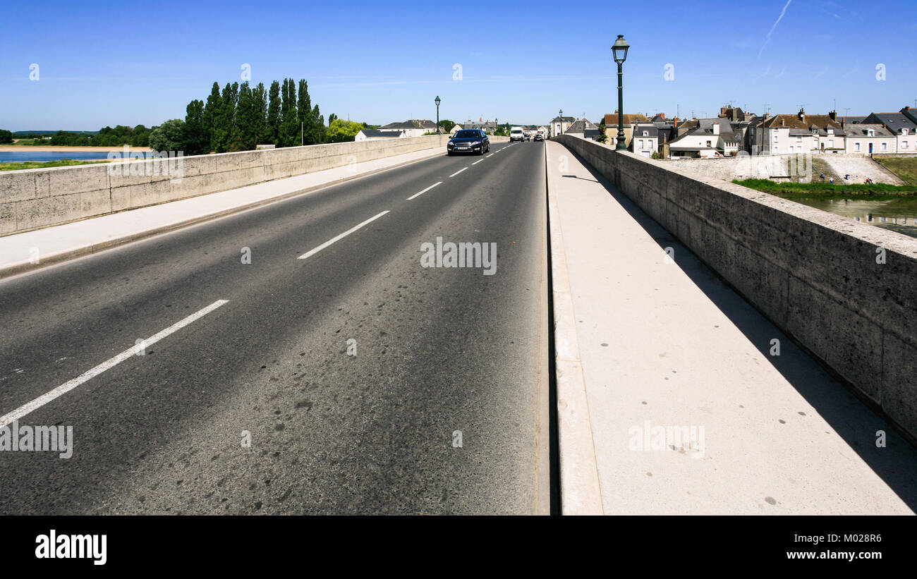 Voyage en France - la circulation automobile sur le pont Pont du Maréchal Leclerc route D431 sur Loire à Amboise ville en Val de Loire en région d'été ensoleillé Banque D'Images Voyage en France - la circulation automobile sur le pont Pont du Maréchal Leclerc route D431 sur Loire à Amboise ville en Val de Loire en région d'été ensoleillé Banque D'Images