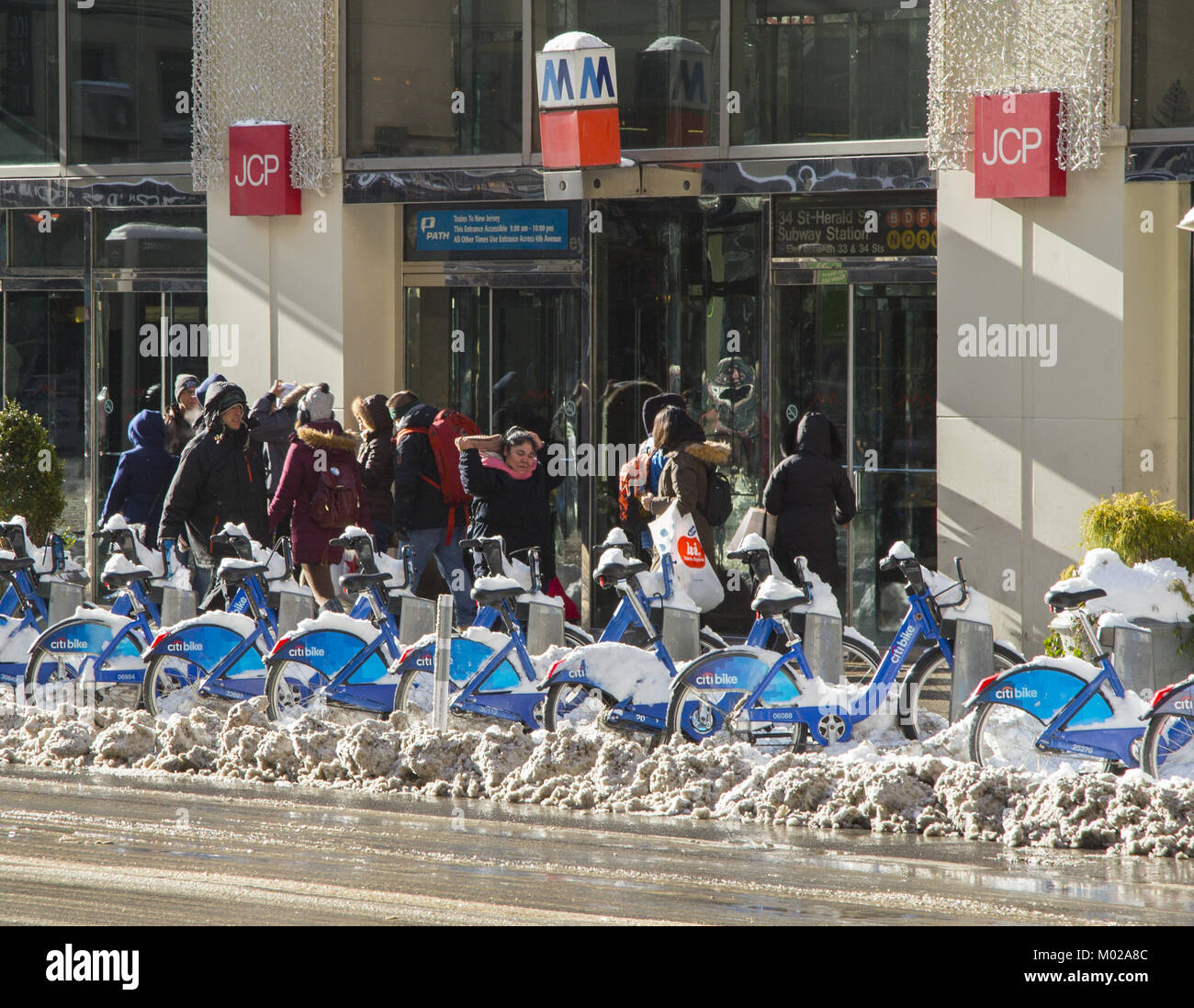 Prêt de vélos garés à une station Vélo Citi sur Broadway en face de Manhattan Mall après une neige dans midtown Manhattan, New York. Banque D'Images