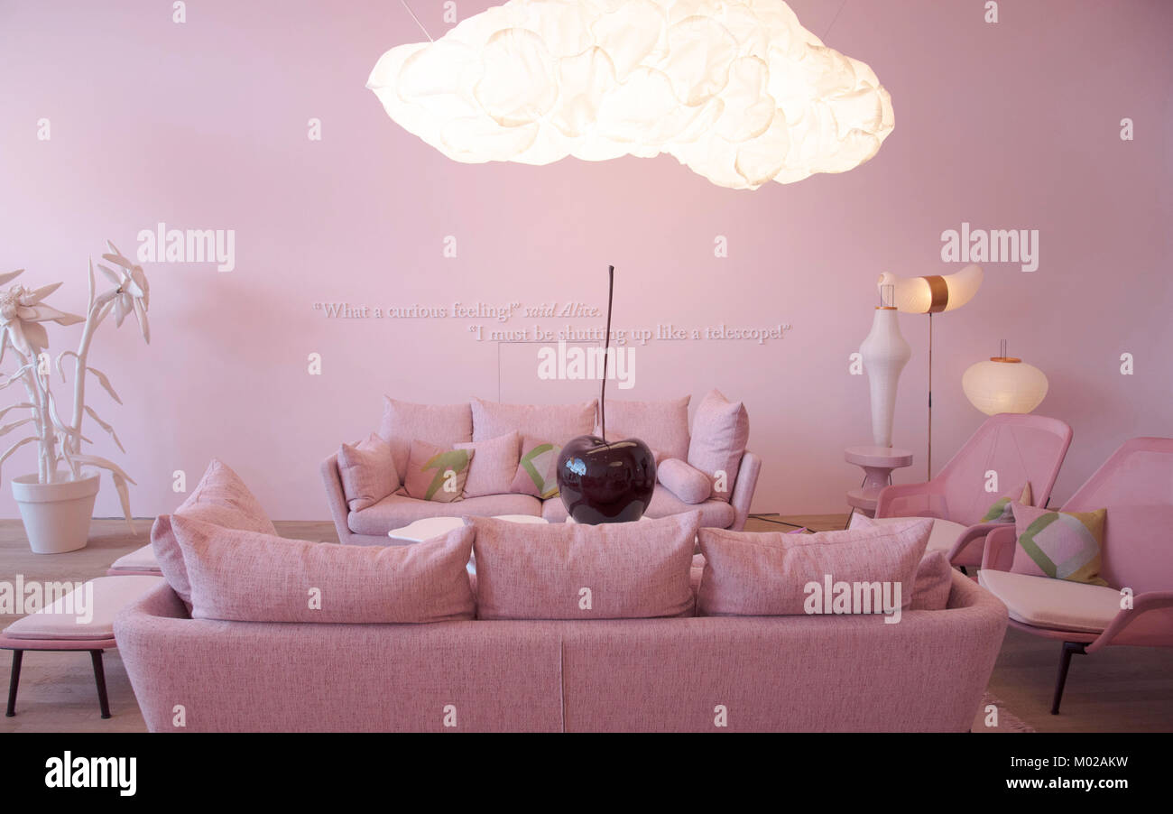 WEIL AM RHEIN, ALLEMAGNE - le 26 novembre 2017 : l'intérieur de l'intérieur du bâtiment VitraHaus. Vue d'en haut. Banque D'Images