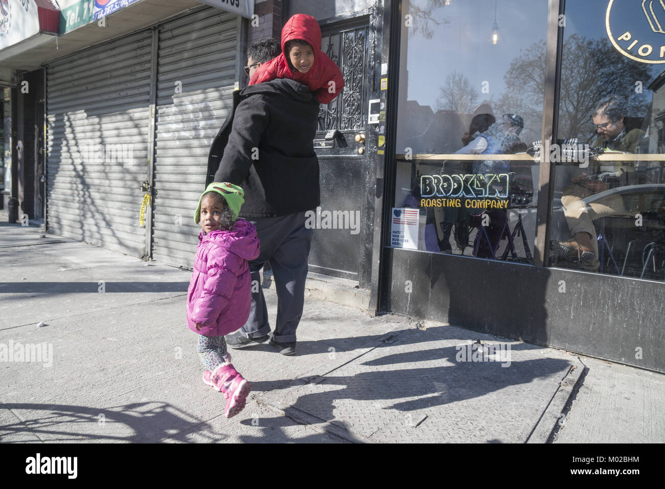 Traits de père ses enfants sur la rue Church Avenue, à Brooklyn, New York. Banque D'Images