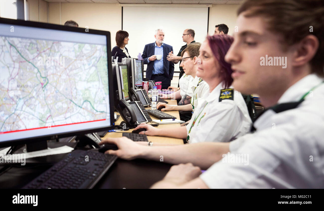 Leader du travail Jeremy Corbyn, lors d'une visite à un centre de formation à l'East Midlands Ambulance Service AC, où il a mis en relief les souches d'hiver dans le cadre du NHS. Banque D'Images