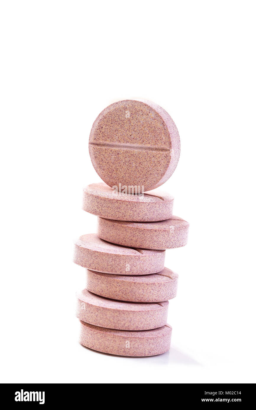 Pile de vitamine minéraux comprimés effervescents sur fond blanc Banque D'Images