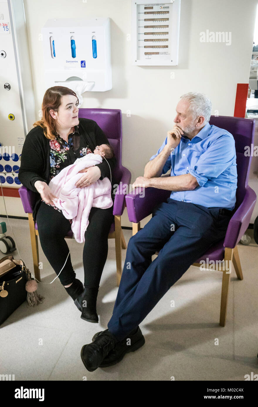 Leader du travail rencontre Jeremy Corbyn Ayesha Flannery et sa fille âgée de deux semaines sur l'Polly-Jean Flannery Unité postnatale dépendance élevée au cours d'une visite à l'Hôpital du comté de Lincoln, où il a mis en relief les souches d'hiver dans le cadre du NHS. Banque D'Images