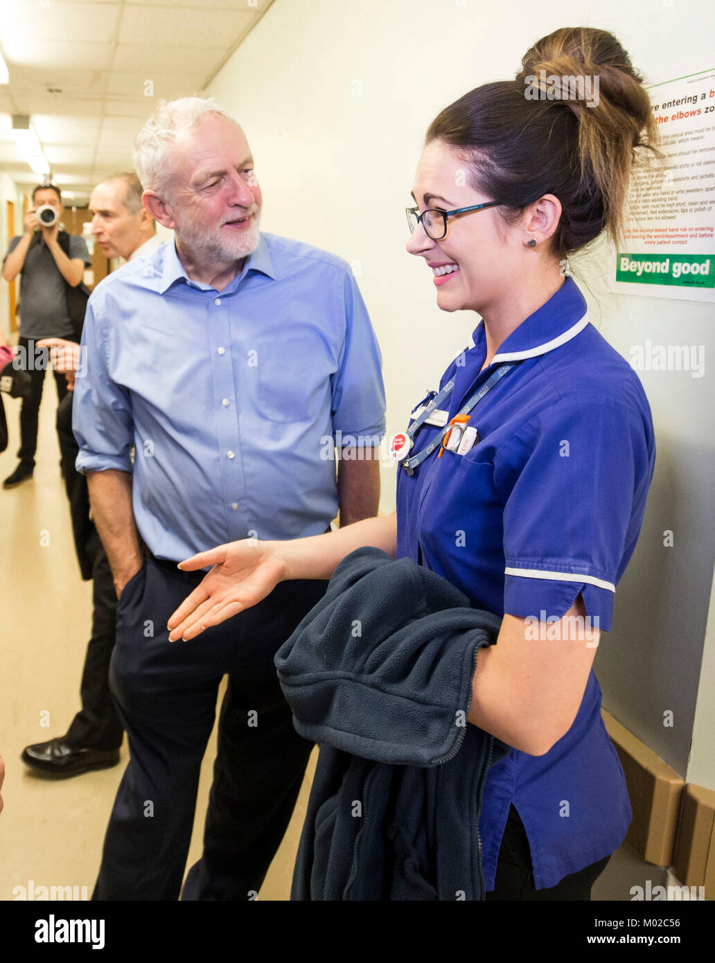 Leader du travail Jeremy Corbyn parle à un membre du personnel au cours d'une visite à l'Hôpital du comté de Lincoln, où il a mis en relief les souches d'hiver dans le cadre du NHS. Banque D'Images
