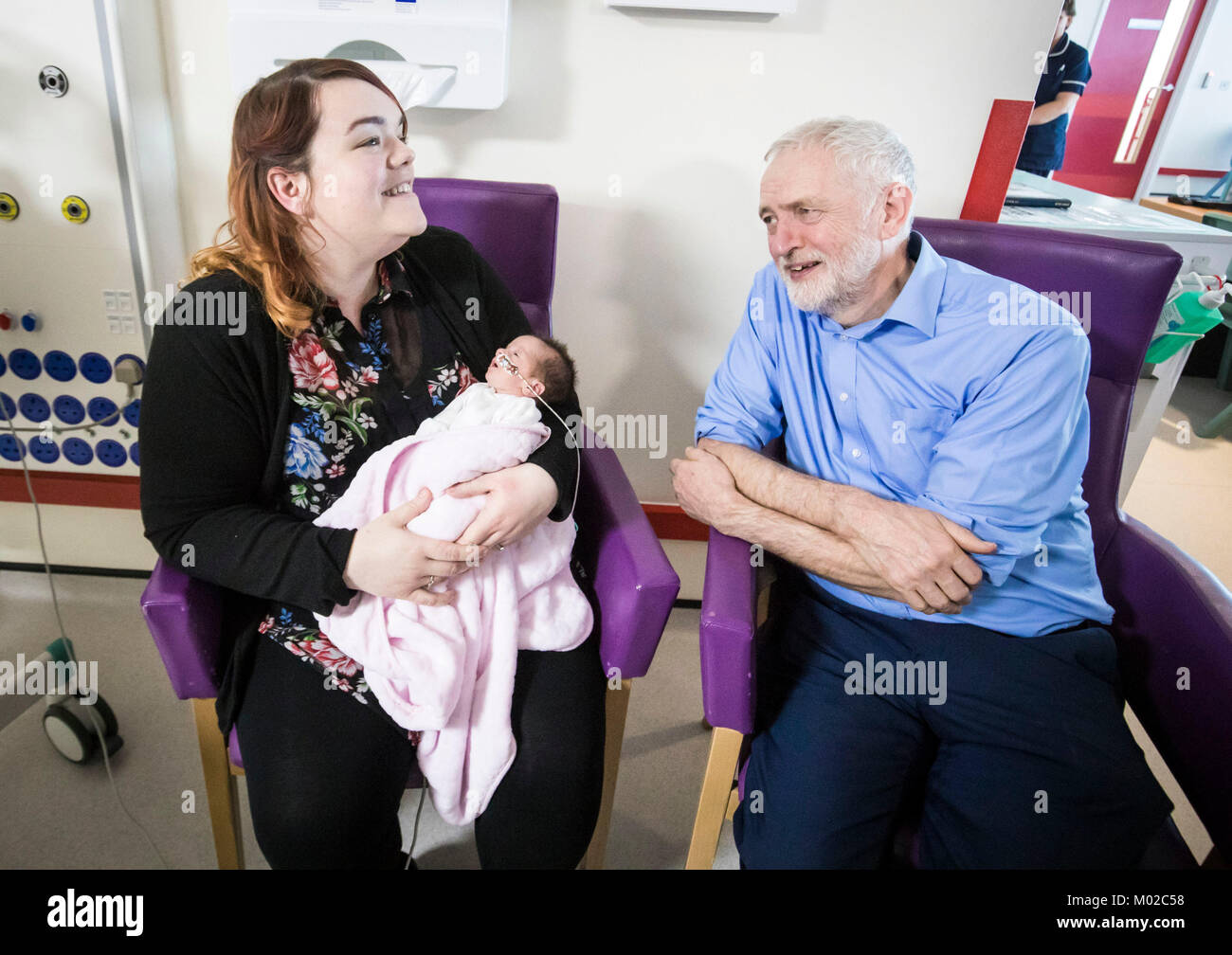 Leader du travail rencontre Jeremy Corbyn Ayesha Flannery et sa fille âgée de deux semaines sur l'Polly-Jean Flannery Unité postnatale dépendance élevée au cours d'une visite à l'Hôpital du comté de Lincoln, où il a mis en relief les souches d'hiver dans le cadre du NHS. Banque D'Images