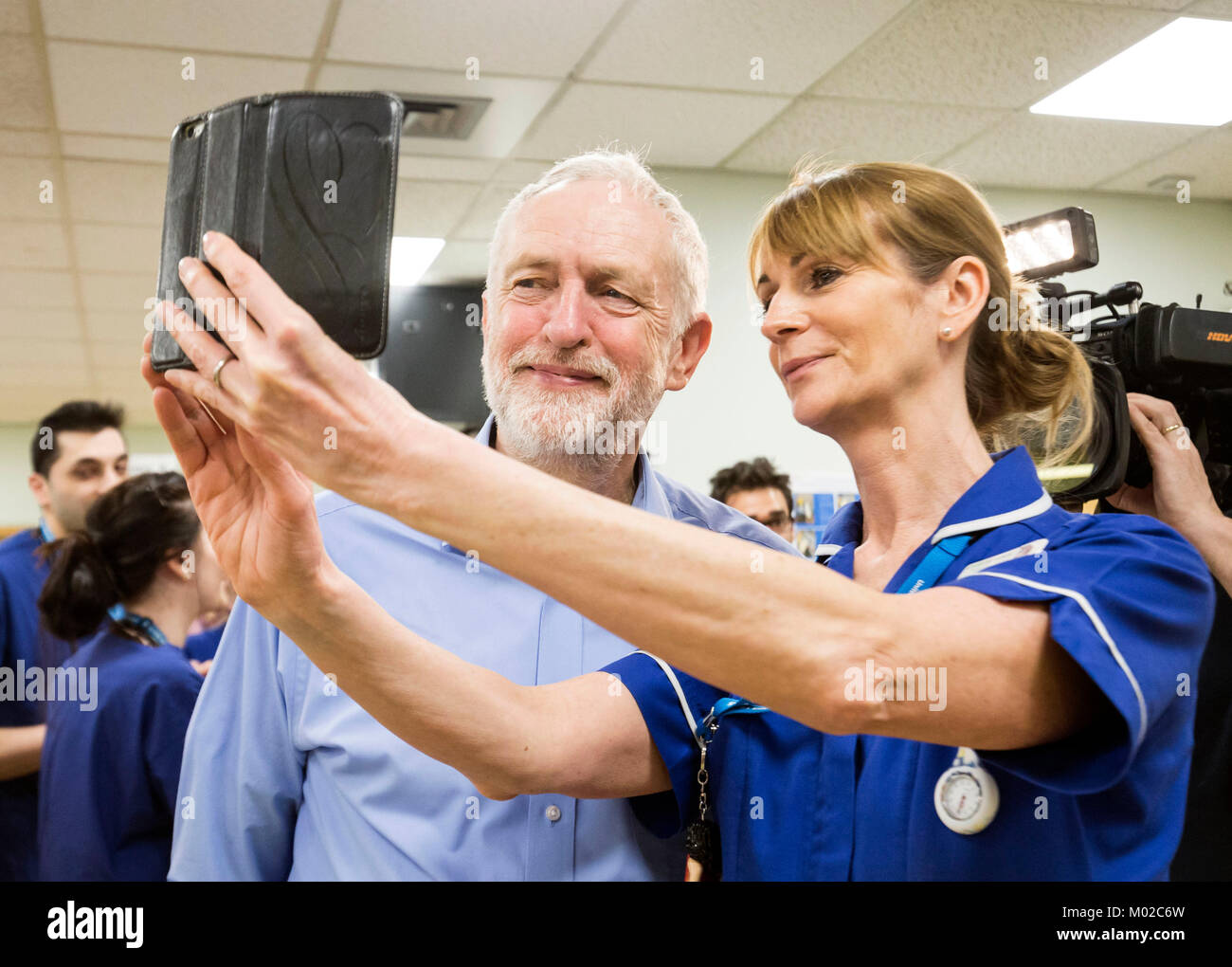 Leader du travail a Jeremy Corbyn selfies avec un membre du personnel au cours d'une visite à l'Hôpital du comté de Lincoln, où il a mis en relief les souches d'hiver dans le cadre du NHS. Banque D'Images