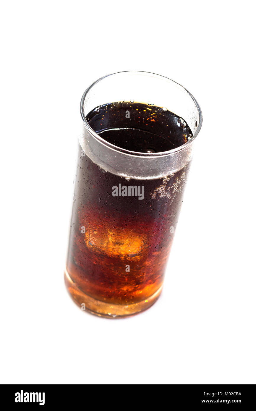 Close up de boisson coca sans glaçons en verre sur un fond blanc Banque D'Images