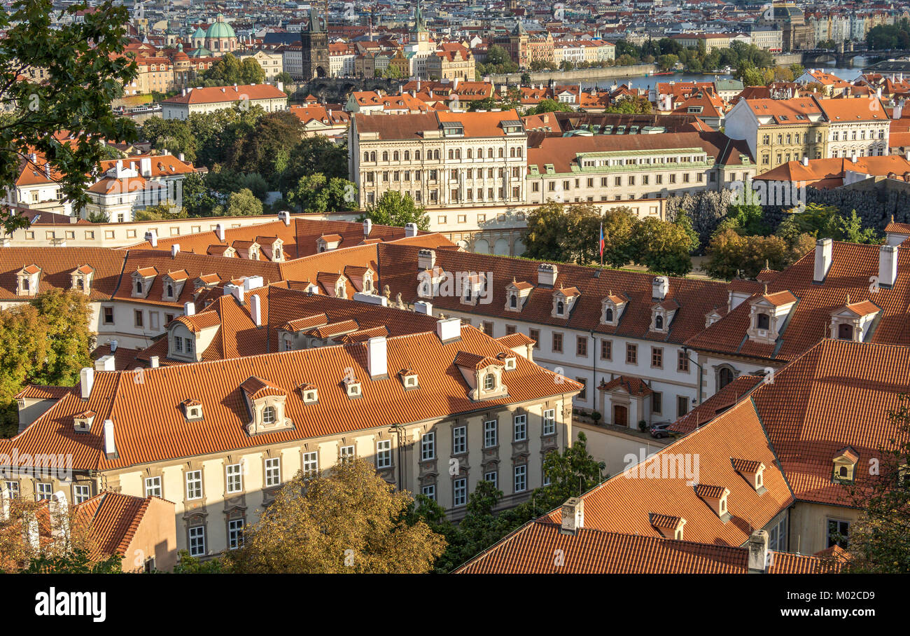 Pavillon rouge du Sénat de Prague avec la vieille ville de Prague au loin, Prague, République tchèque Banque D'Images