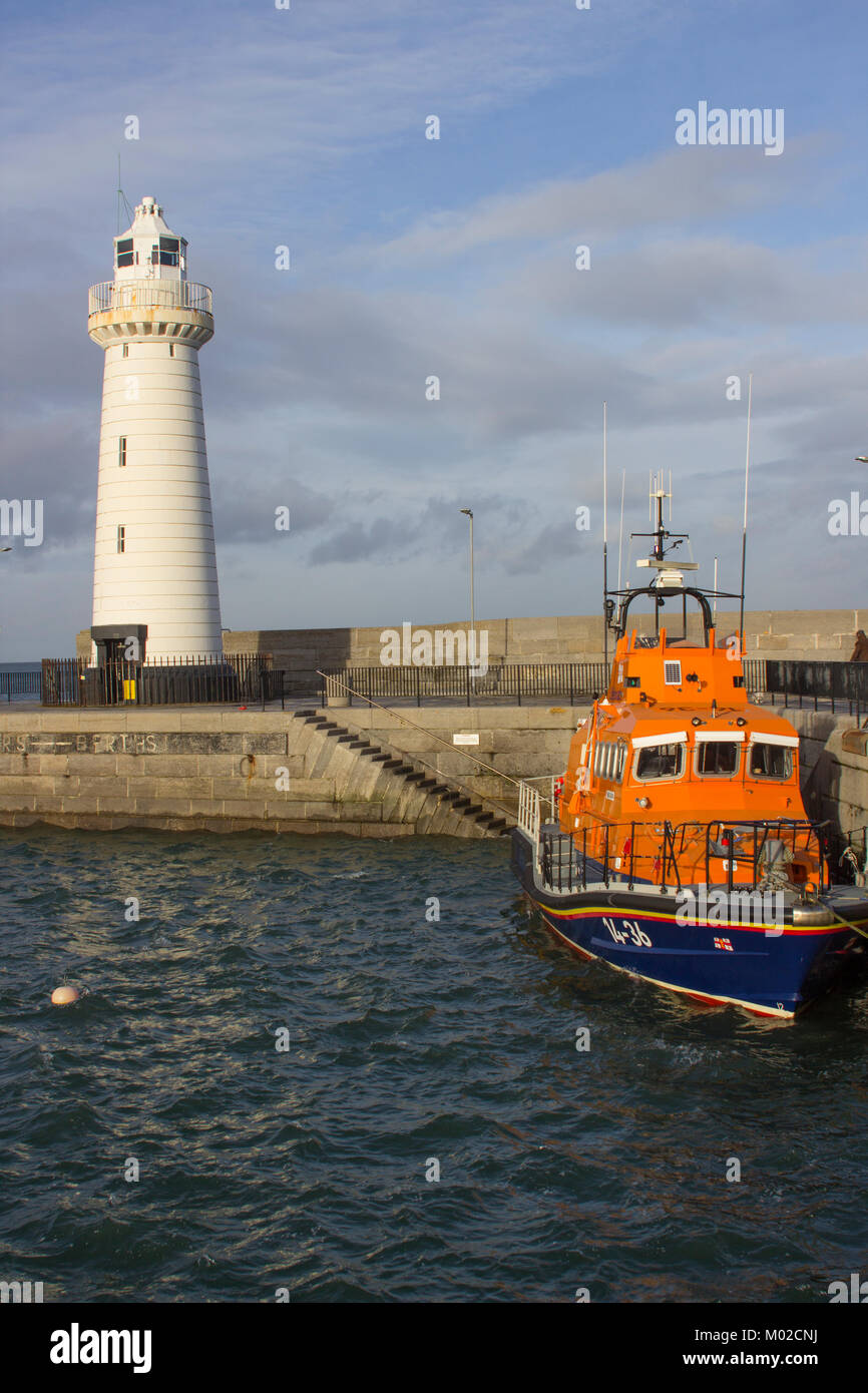 La célèbre tour conique phare automatique de sauvetage dans le port et l'embarcadère de Donaghadee dans le comté de Down en Irlande du Nord Banque D'Images