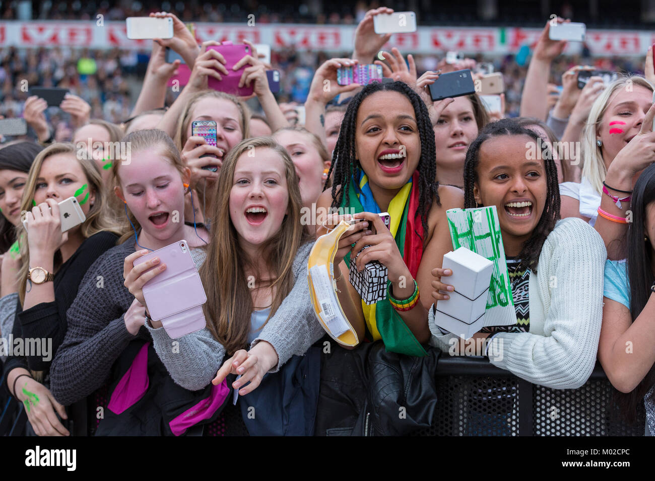 Les fans enthousiastes et extatique du garçon britannico-irlandais et pop band One Direction sont plus que prêts pour un concert live à l'Ullevaal Stadion sur Oslo. Les adolescentes crier et sommes prêts avec leurs téléphones intelligents, du film et de la photo chaque seconde du concert. La Norvège, 19/06 2015. Banque D'Images