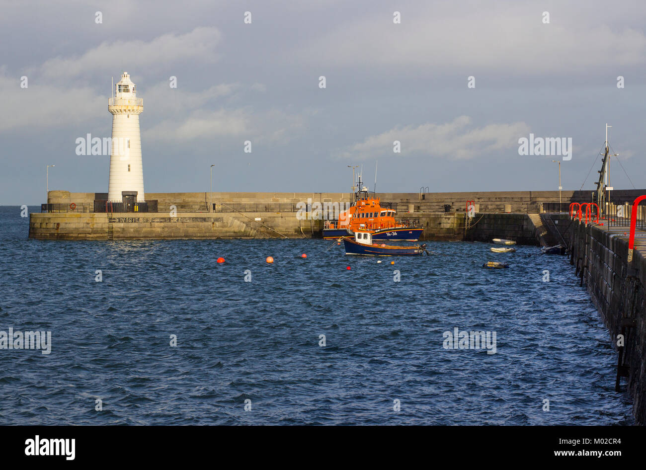 La célèbre tour conique avec coupe automatique phare construit sur la jetée du port de calcaire dans la région de Donaghadee dans le comté de Down en Irlande du Nord Banque D'Images