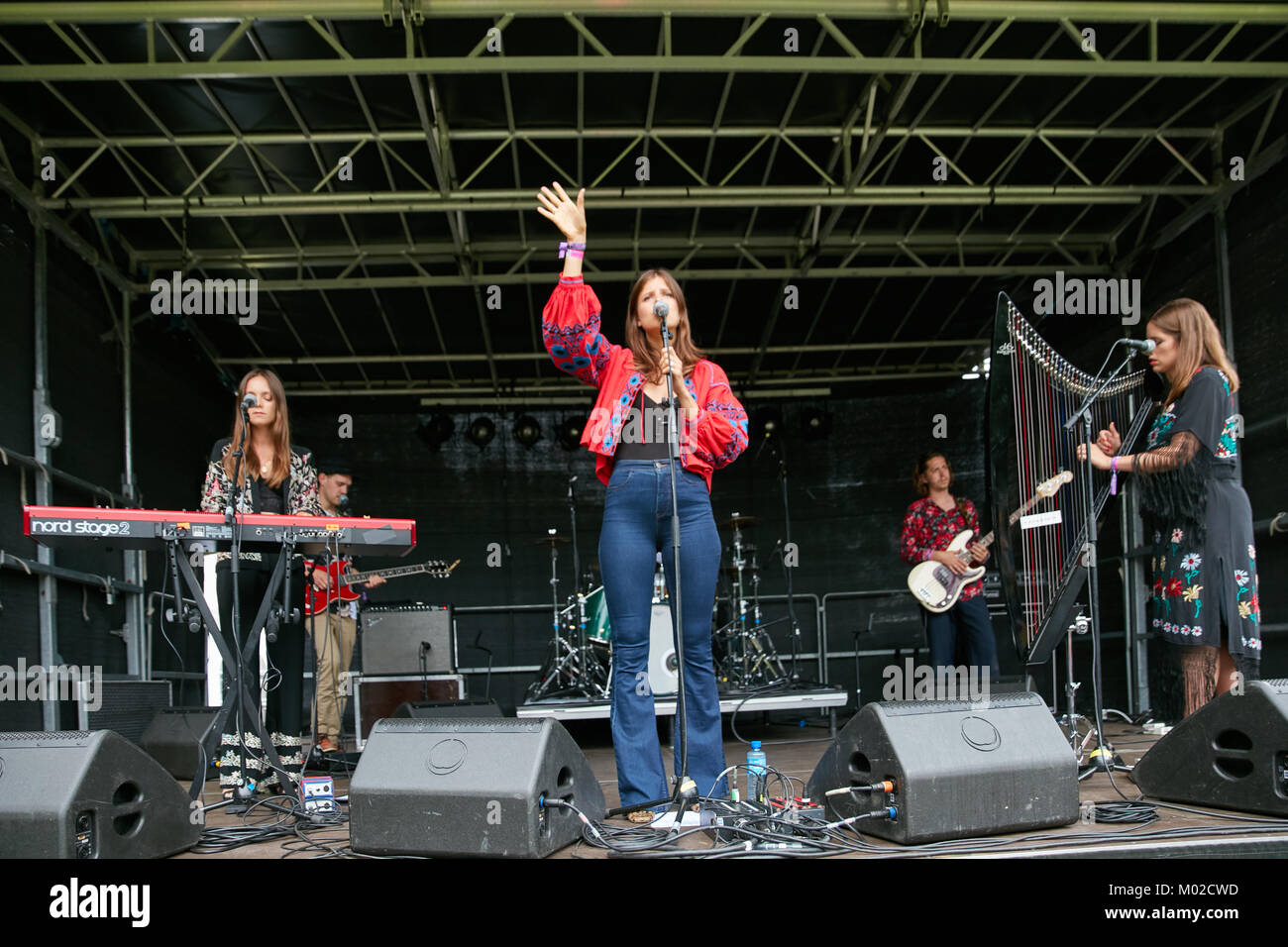 Le groupe britannique Paradisia effectue un concert live au cours de la fête de la musique norvégienne Piknik i Parken à Oslo. Chanteuse Sophie-Rose ici est vu sur scène avec Anna sur harpe et Kristy sur clavier. La Norvège, 22/06 2017. Banque D'Images