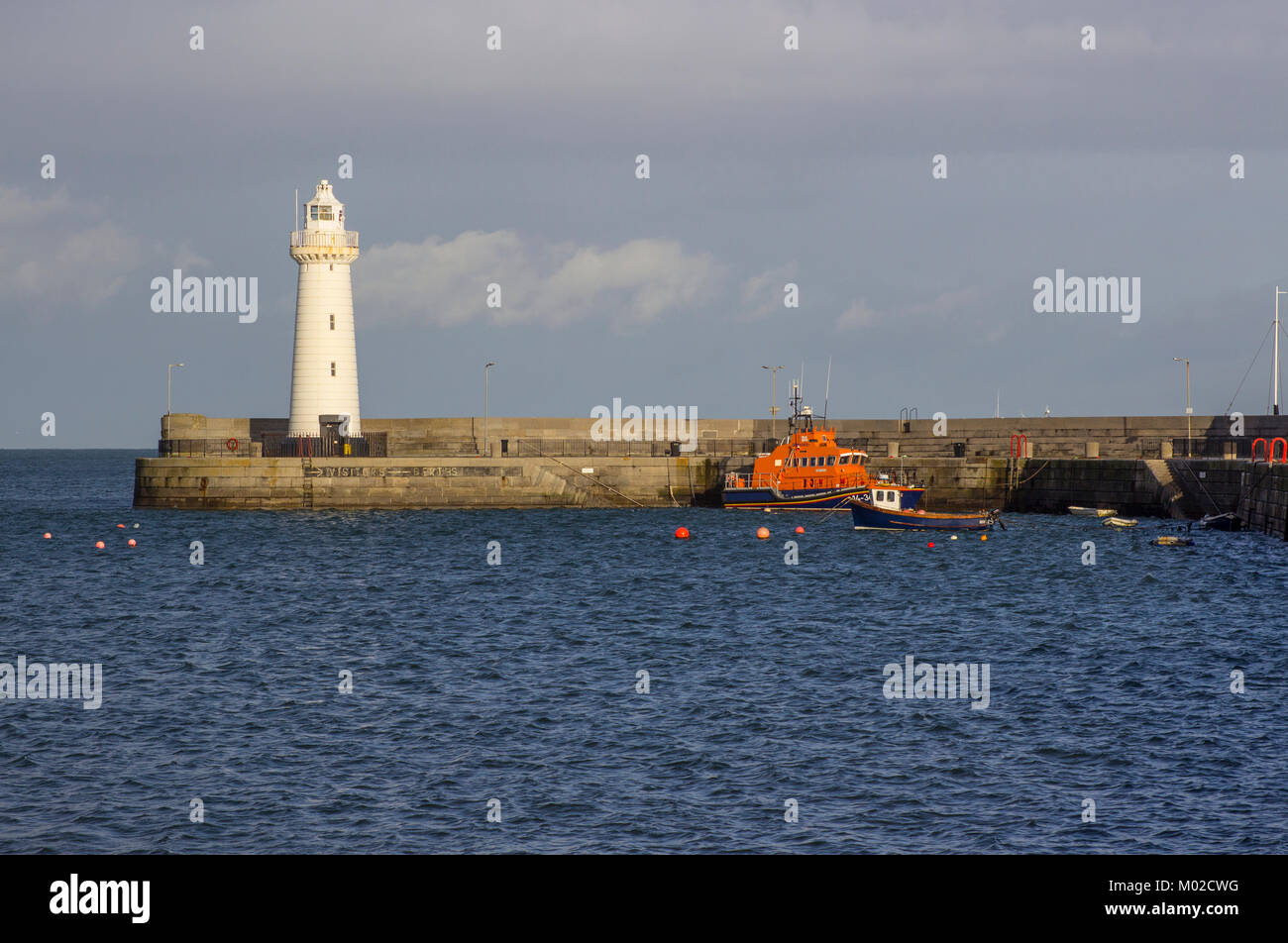 La célèbre tour conique avec coupe automatique phare construit sur la jetée du port de calcaire dans la région de Donaghadee dans le comté de Down en Irlande du Nord Banque D'Images