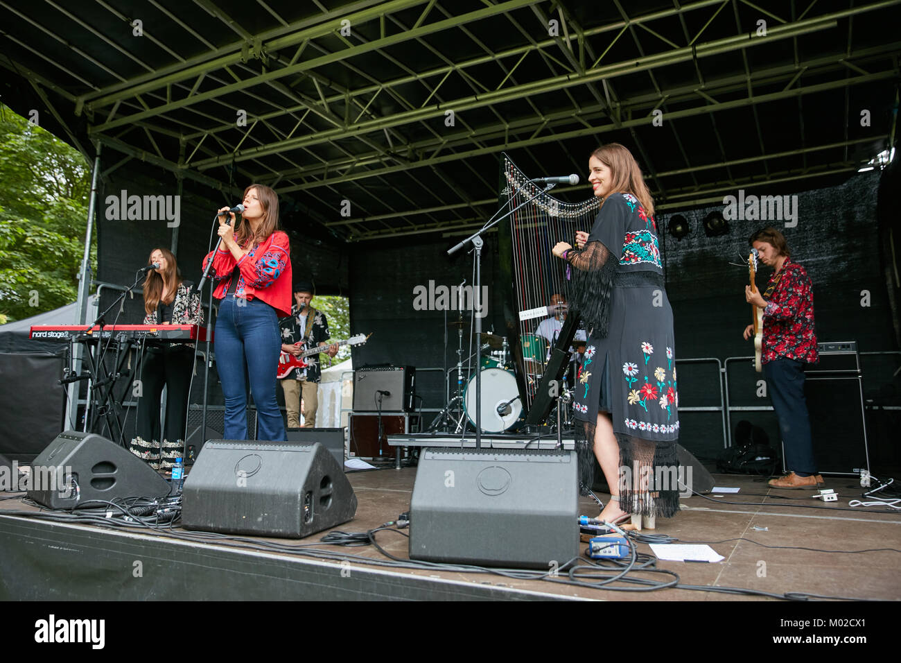 Le groupe britannique Paradisia effectue un concert live au cours de la fête de la musique norvégienne Piknik i Parken à Oslo. Chanteuse Sophie-Rose ici est vu sur scène avec Anna sur harpe et Kristy sur clavier. La Norvège, 22/06 2017. Banque D'Images