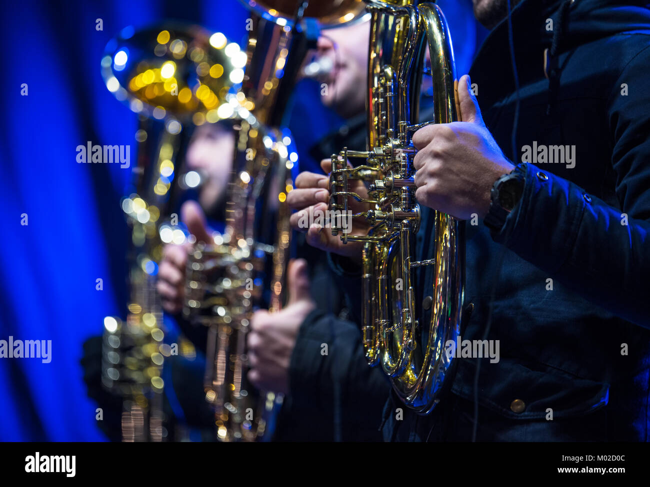 Joueurs en concert tuba, Tuba instrument de cuivre. Instruments de musique à vent Banque D'Images