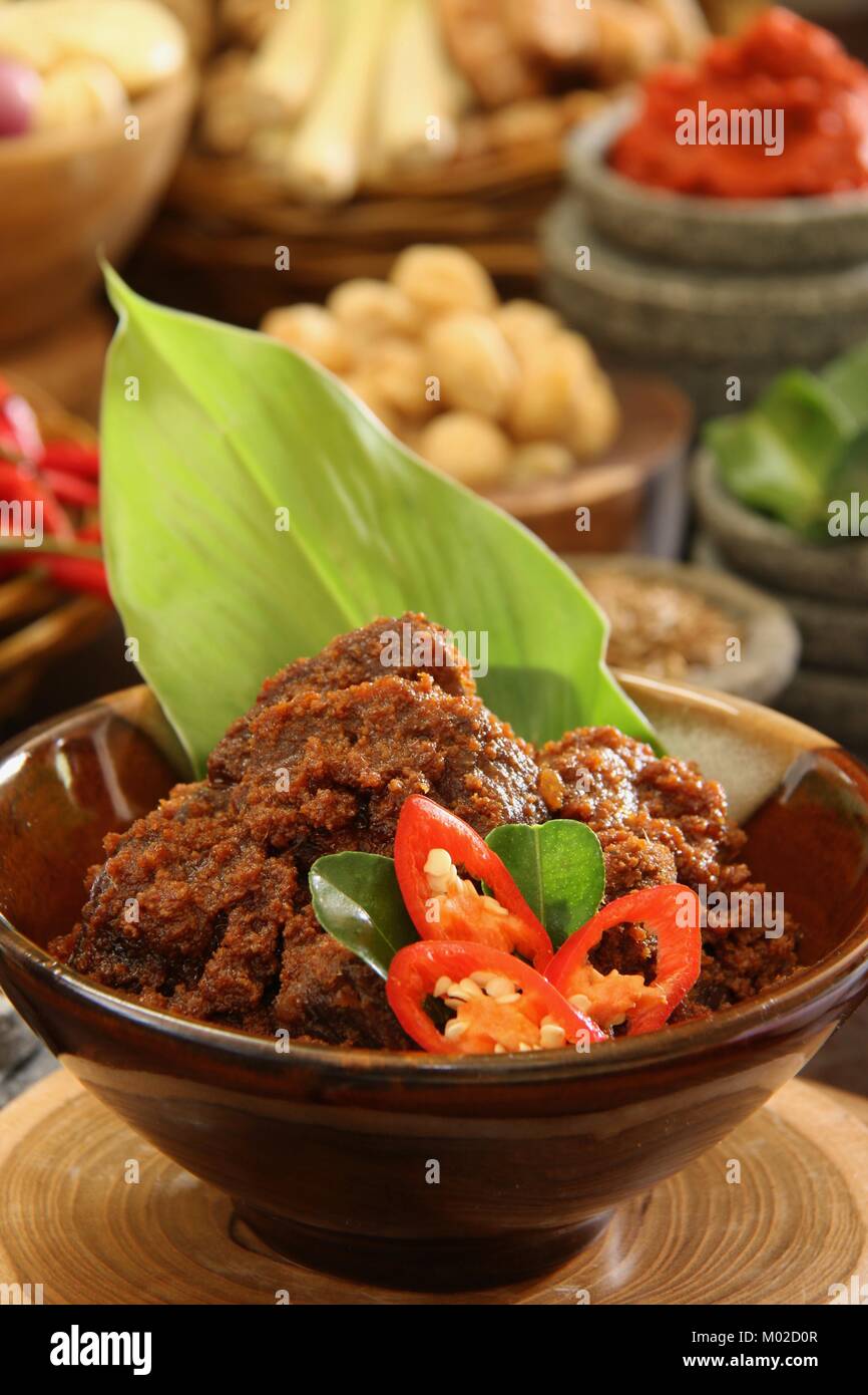 Rendang Padang, le traditionnel ragoût de boeuf épicé de Padang, Sumatra Ouest Banque D'Images