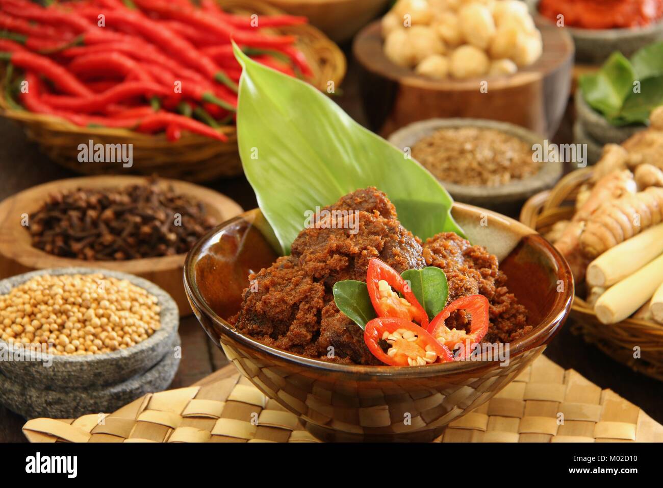 Rendang Padang, le traditionnel ragoût de boeuf épicé de Padang, Sumatra Ouest Banque D'Images