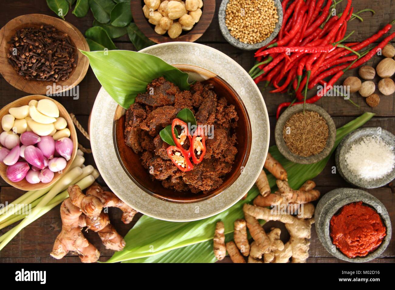 Rendang Padang, le traditionnel ragoût de boeuf épicé de Padang, Sumatra Ouest Banque D'Images