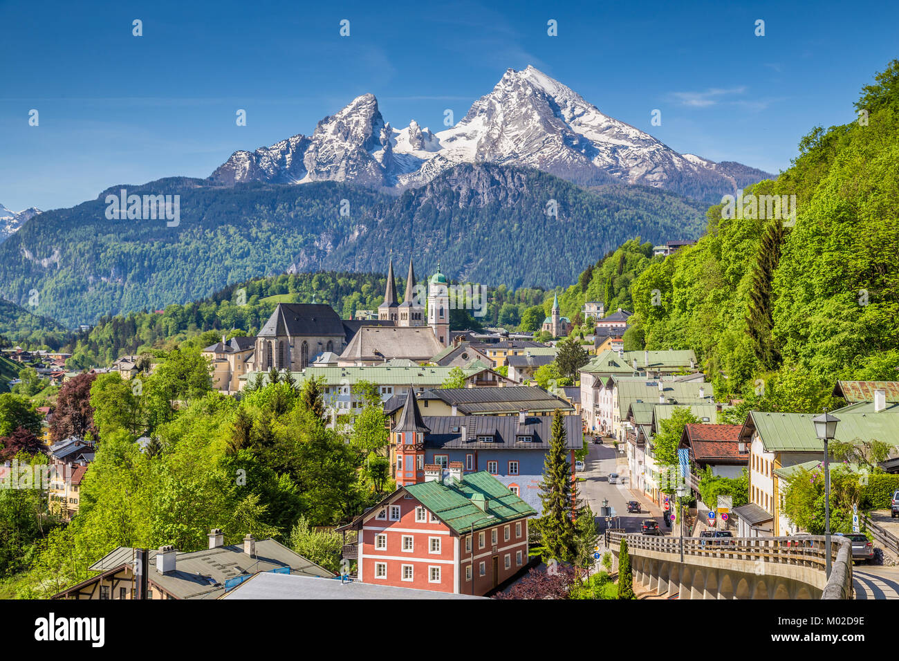 Ville historique de Berchtesgaden avec célèbre montagne Watzmann en arrière-plan sur une journée ensoleillée avec ciel bleu et nuages dans le printemps Banque D'Images