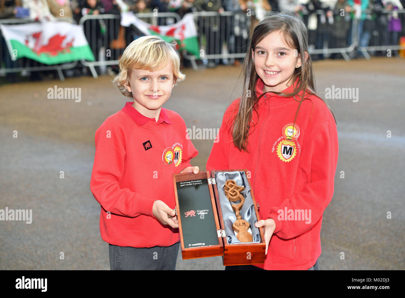 Harry Smith et Megan Taylor, tous deux de l'école primaire de Marlborough, avec un cadeau de mariage ils seront présents pour le prince Harry et Meghan Markle lors d'une visite du château de Cardiff. Banque D'Images