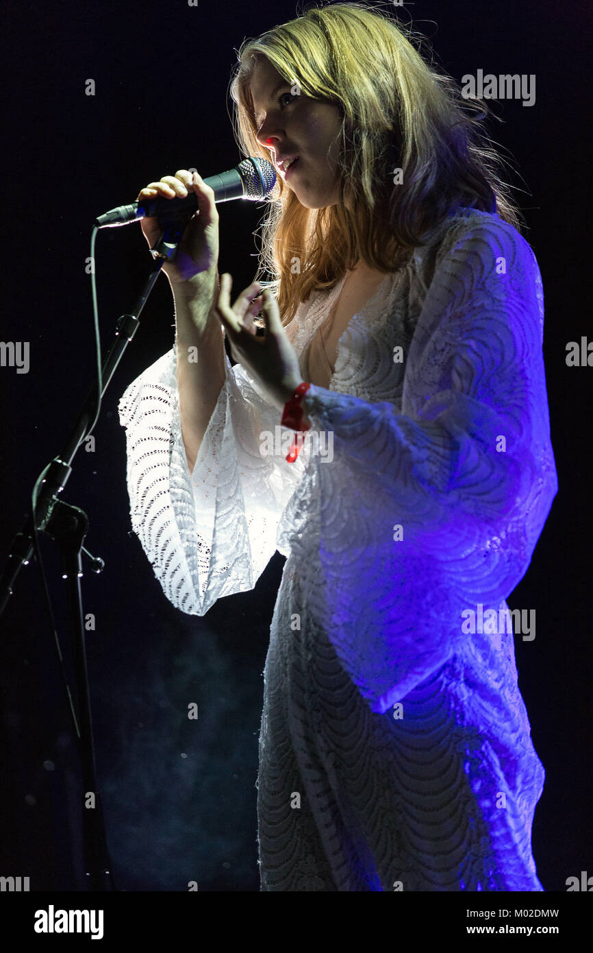 Le trio de musique électronique islandais Samaris effectue un concert live au festival de musique norvégienne showcase et conférence 2015 by:Larm à Oslo. Ici Jófríður Ákadóttir chanteur est représenté sur scène. La Norvège, 06/03 2015. Banque D'Images