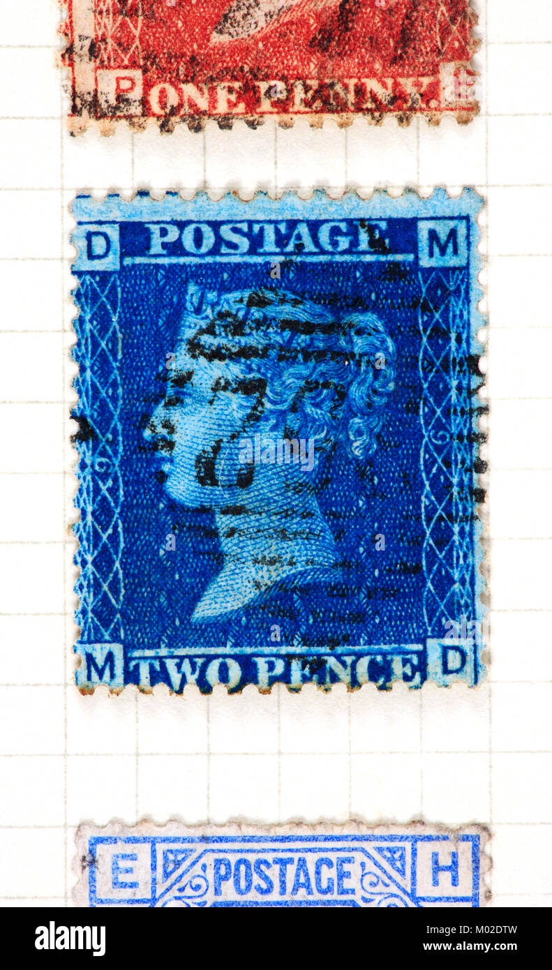 A la reine Victoria deux pence de timbre utilisé bleu et 9 Plaque 1858-70 question. Banque D'Images
