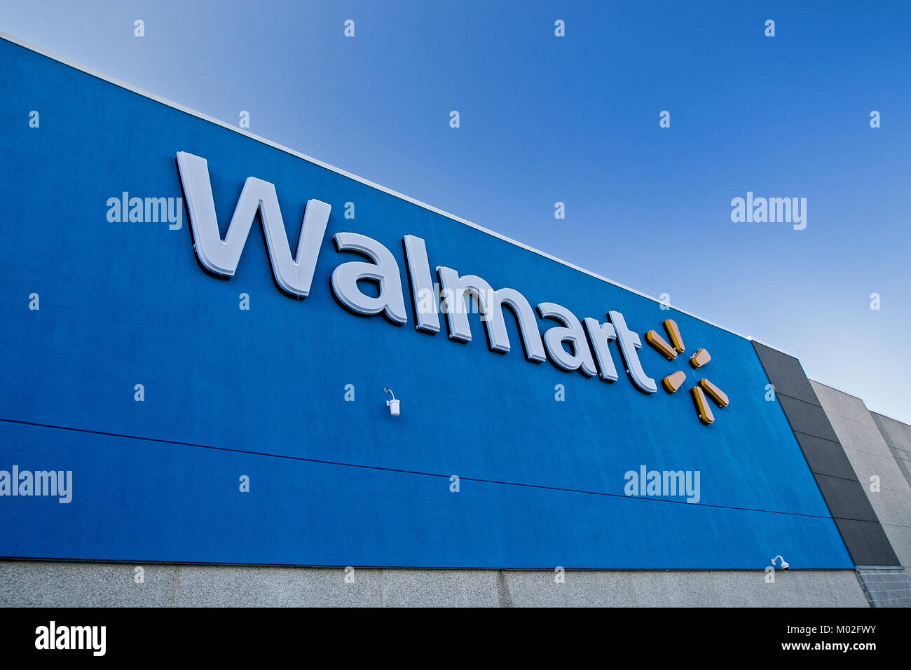 Gros plan de l'logo et lettrage sur une Walmart emplacement de vente au détail. Banque D'Images