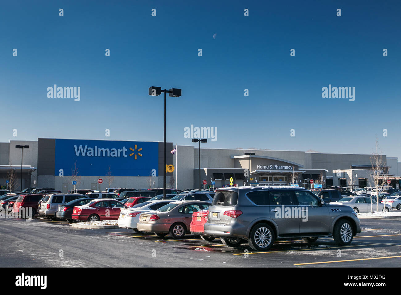 Voitures garées dans le stationnement de Walmart. Banque D'Images