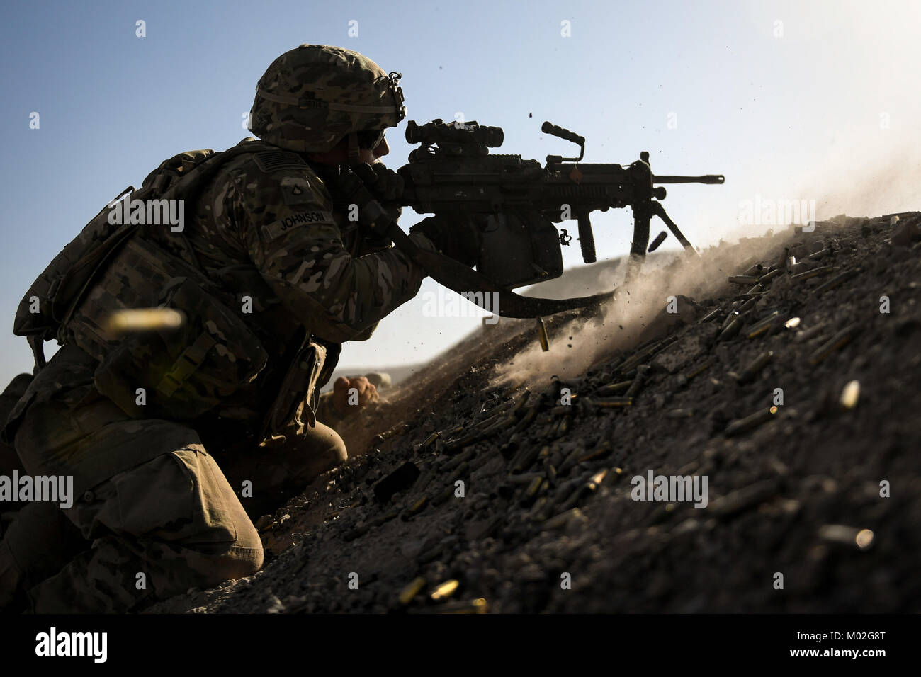 Circuit de l'armée américaine. Eric Johnson, rifleman from Animal compagnie, 3e bataillon du 141 Régiment d'infanterie, Task Force Bayonet attaché à la Joint Task Force-Horn de l'Afrique (CJTF-HOA), une mitrailleuse M249 au cours d'un exercice de tir réel dans le cadre de Alligator Dagger à Djibouti, Afrique, 13 décembre 2017. Banque D'Images