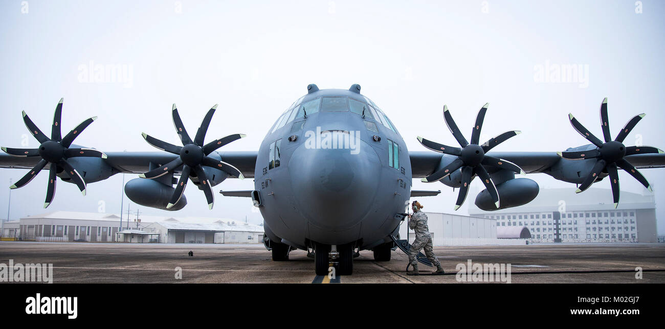 Une 153e Airlift Wing responsable branche un câble dans son générateur de C-130H après son arrivée à la base aérienne d'Eglin, en Floride, le 11 janvier. Banque D'Images