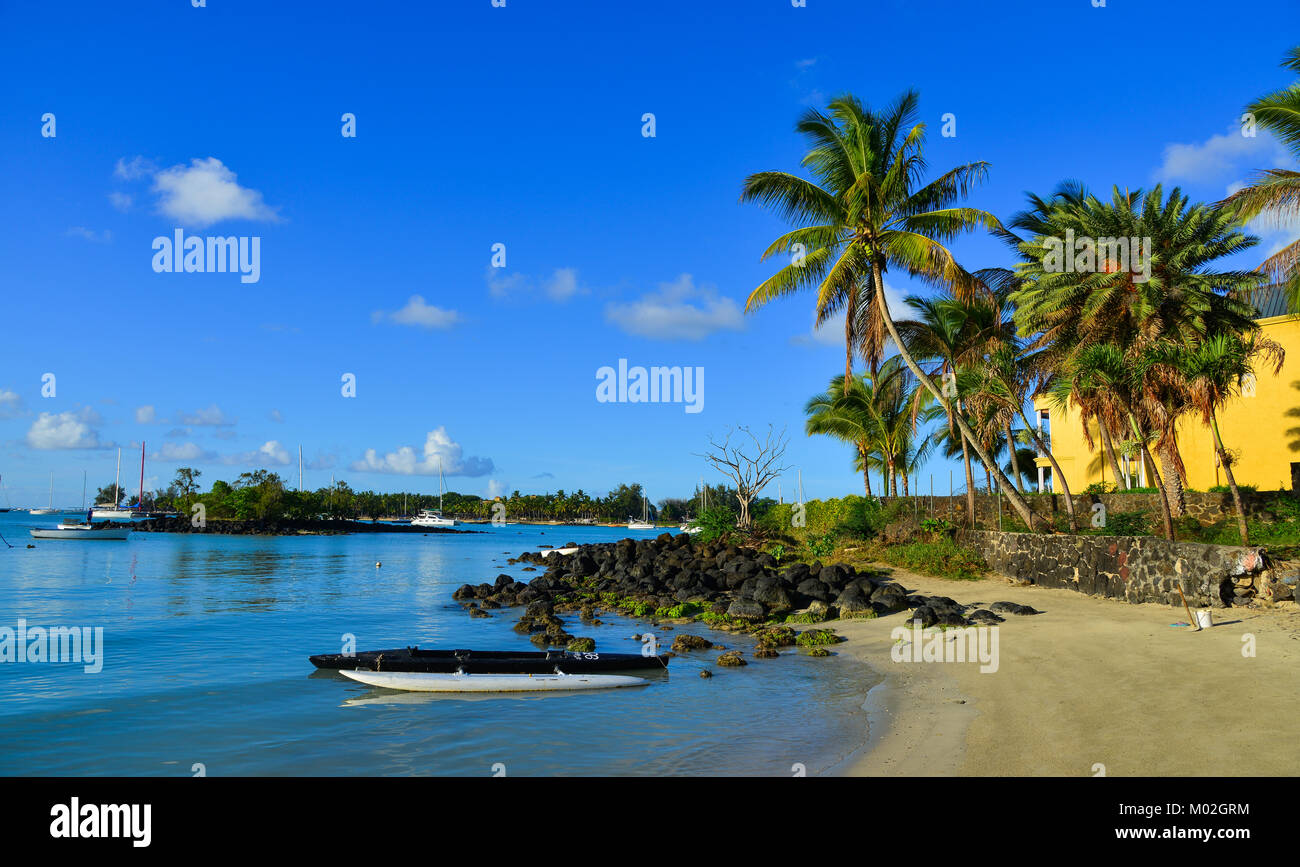 Mahebourg, Mauritius - Jan 9, 2017. Kayaks sur la plage avec des palmiers à Mahebourg, Mauritius. Maurice est une destination touristique majeure, en 3ème rang Banque D'Images