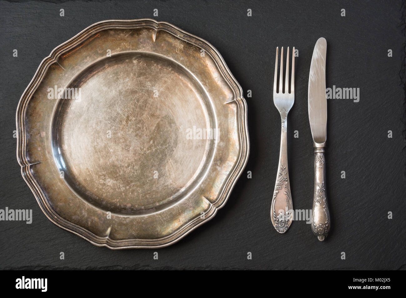 Plaque métal vintage vide avec l'argenterie sur noir, avec l'exemplaire de l'espace pour votre menu ou recette. Carte des menus pour les restaurants. Plase Table. Banque D'Images