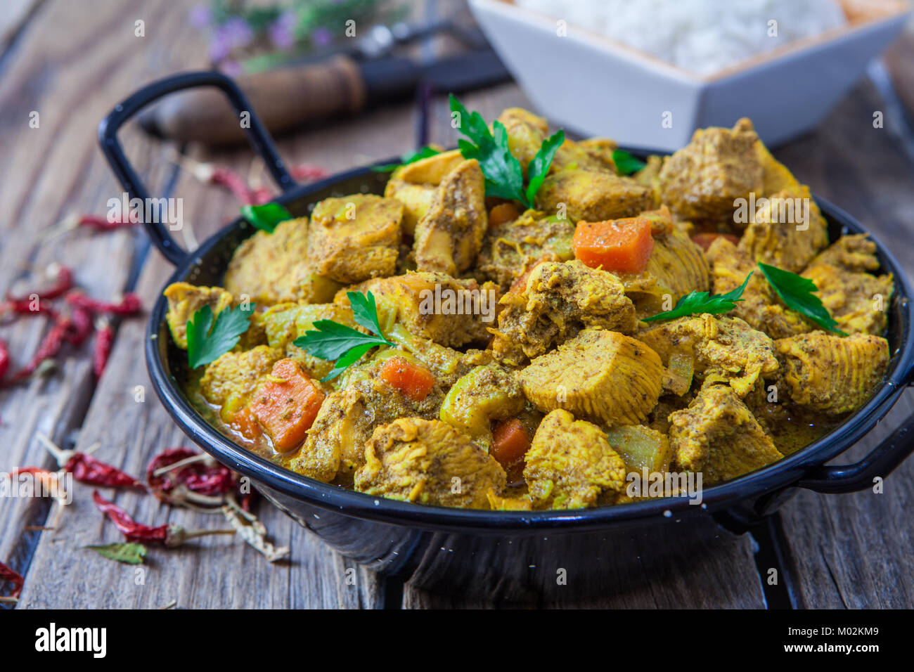 Saté de poulet curry à l'indienne de la nourriture avec des légumes Banque D'Images