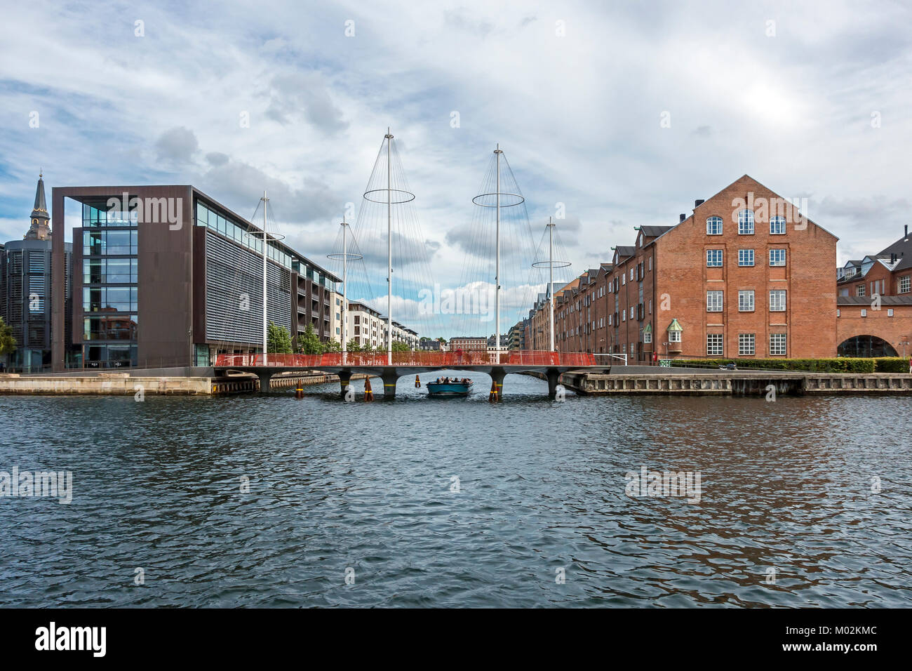 Cirkel-broen (Cercle Pont) à l'embouchure de Christianshavns Kanal dans le port de Copenhague Danemark Royaume-uni avec canal boat en passant par Banque D'Images