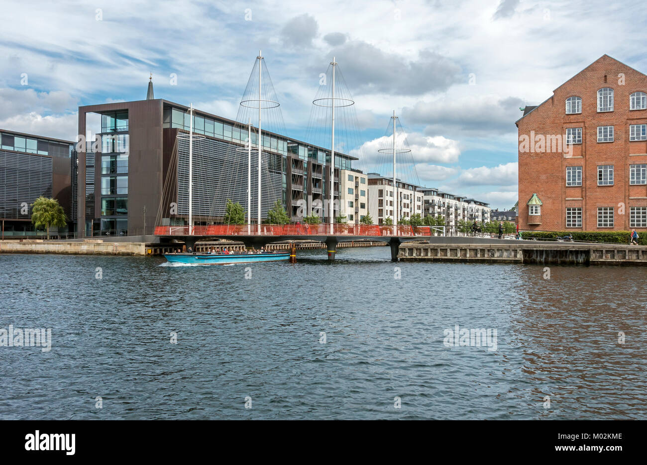 Cirkel-broen (Cercle Pont) à l'embouchure de Christianshavns Kanal dans le port de Copenhague Danemark Royaume-uni avec canal boat en passant par Banque D'Images